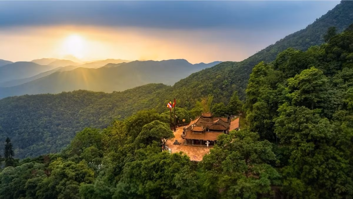 Không chỉ nổi tiếng với hành hương, Yên Tử còn trở nên cuốn hút khi mùa phong về. Từ cáp treo lên chùa Đồng, du khách có thể phóng tầm mắt chiêm ngưỡng cả cánh rừng phong vàng đỏ trải dài trên sườn núi. Đây cũng là dịp để kết hợp tham quan các chùa cổ và tìm hiểu Phật giáo Trúc Lâm. Ảnh Báo Công Lý