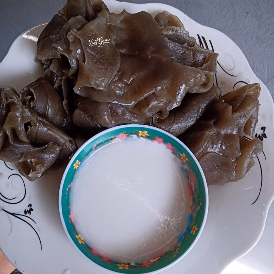 Khi cắn một miếng, vị ngọt thanh quyện cùng độ dẻo mềm của nếp, bùi bùi của đậu xanh và béo ngậy từ nước cốt dừa, tất cả hòa quyện tạo nên sức hấp dẫn khó cưỡng. Ảnh Vietnamoi