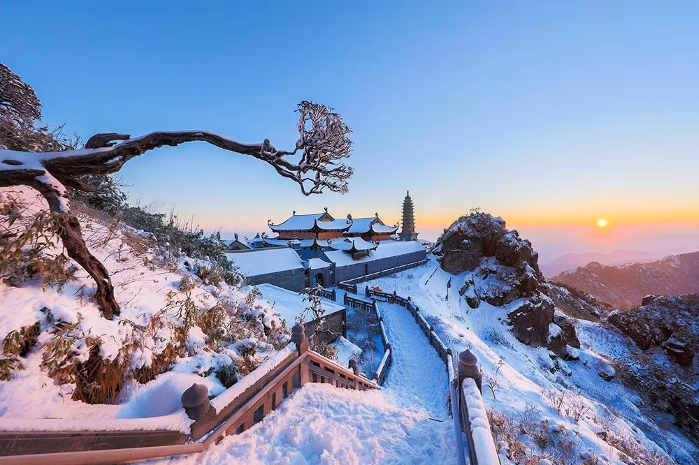 Sa Pa là điểm đến quen thuộc mỗi khi mùa đông đến. Khi nhiệt độ hạ sâu dưới 0°C, băng giá và tuyết nhẹ xuất hiện trên các đỉnh núi, bản làng như Tả Van hay đỉnh Fansipan. Ảnh Vũ Minh Quân