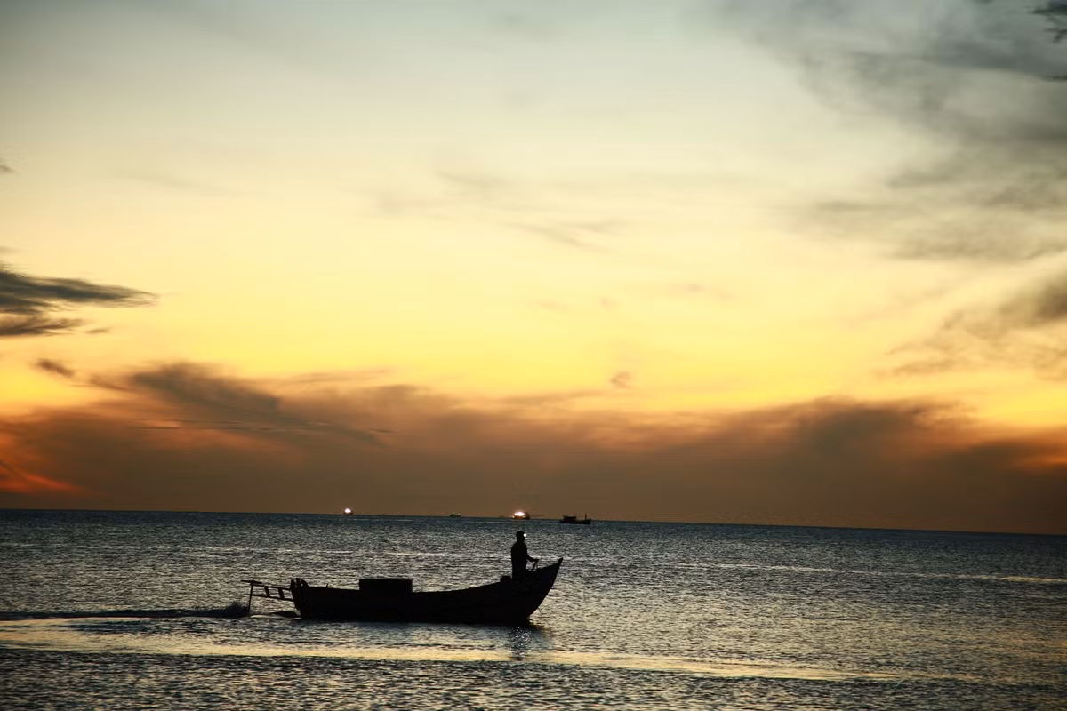 Cắm trại ở Bãi Thùng là trải nghiệm đáng nhớ với những ai yêu thiên nhiên và thích khám phá. Du khách có thể mang theo lều, bếp gas mini, thực phẩm gọn nhẹ và nước ngọt. Khi mặt trời khuất bóng sau lưng núi, cả không gian chuyển sang một sắc tím hồng lãng mạn, tiếng sóng trở nên dịu dàng hơn. Ảnh Anh Tuấn