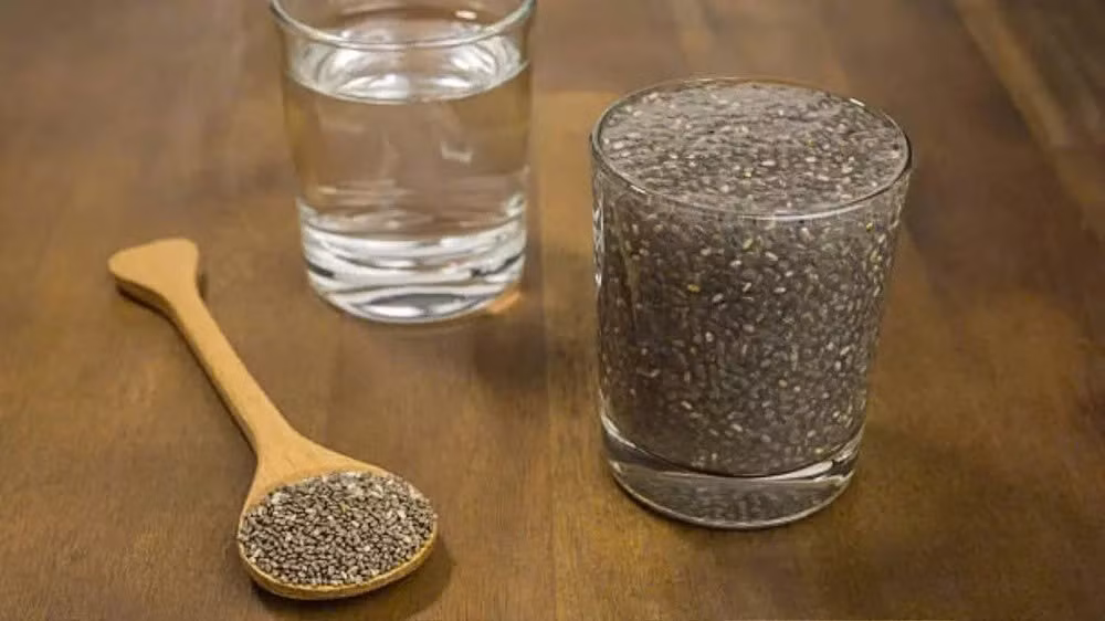 Bên cạnh đó, dù hỗ trợ giảm cân, hạt chia vẫn chứa năng lượng. Uống vào ban đêm khi cơ thể ít vận động có thể khiến phần calo dư thừa không được tiêu hao hết, lâu dài ảnh hưởng đến mục tiêu kiểm soát cân nặng. Ảnh minh họa/Nguồn internet