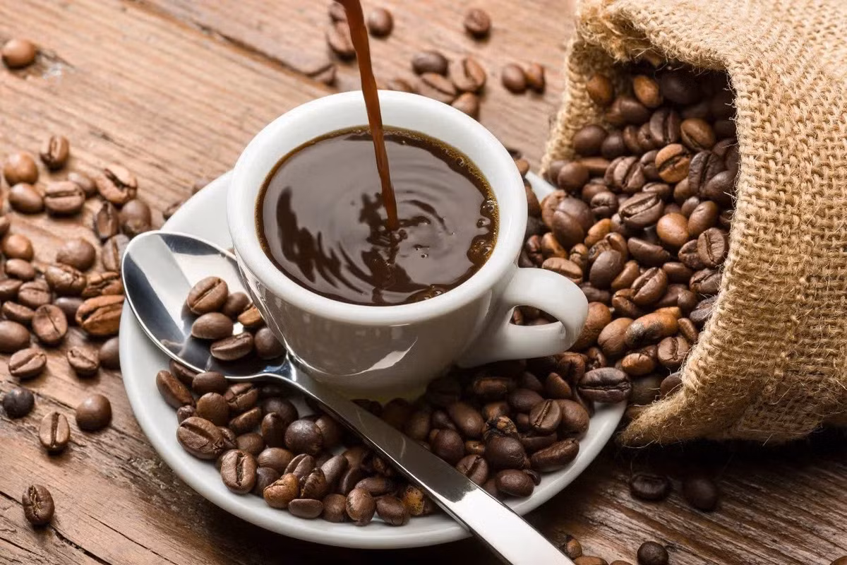 Không chỉ ảnh hưởng đến tiêu hóa và thần kinh, caffeine còn tác động đến nội tiết tố. Khi vào cơ thể, caffeine kích thích giải phóng cortisol – hormone liên quan đến phản ứng căng thẳng, điều hòa huyết áp và quá trình trao đổi chất. Uống cà phê khi bụng đói, đặc biệt vào buổi sáng, có thể làm nồng độ cortisol tăng cao hơn. Cortisol tăng kéo dài có thể liên quan đến cảm giác lo âu, dễ cáu gắt và rối loạn giấc ngủ, dù hiện chưa có bằng chứng cho thấy mức tăng cortisol do cà phê gây ra những vấn đề sức khỏe nghiêm trọng. Ảnh minh họa