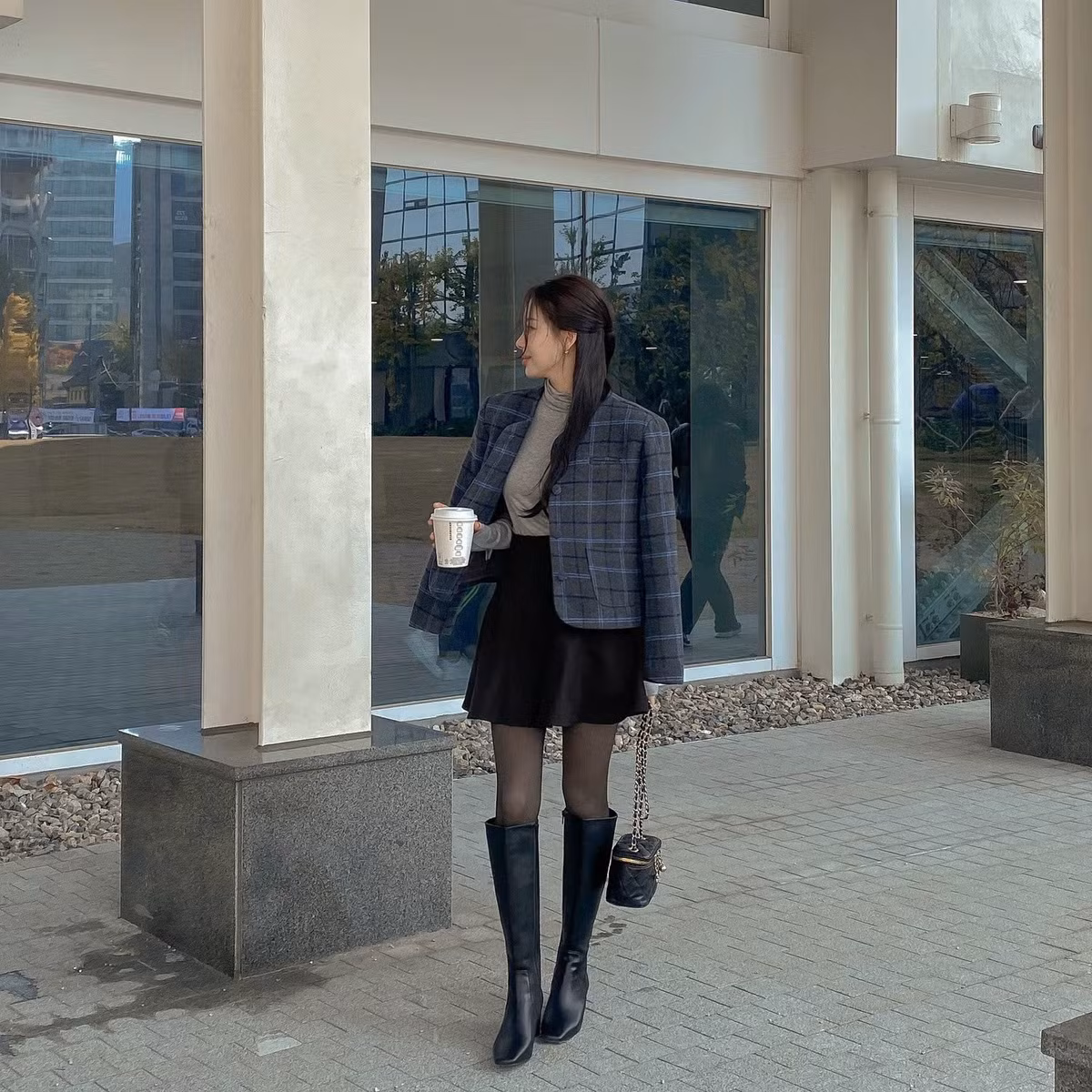 Khi kết hợp áo len ôm với short dạ hoặc chân váy ngắn, khoác áo dáng lửng, outfit vừa ấm vừa thanh thoát, thích hợp đi làm, đi chơi hay hẹn hò. Ảnh minh họa