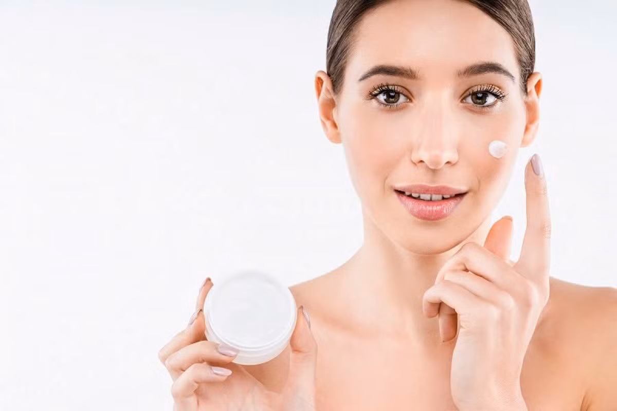 Không ít người có xu hướng giản lược các bước chăm sóc da vào mùa đông. Tuy nhiên, dưỡng ẩm lại là khâu then chốt giúp bảo vệ và phục hồi hàng rào da, hạn chế tình trạng khô căng, bong tróc.