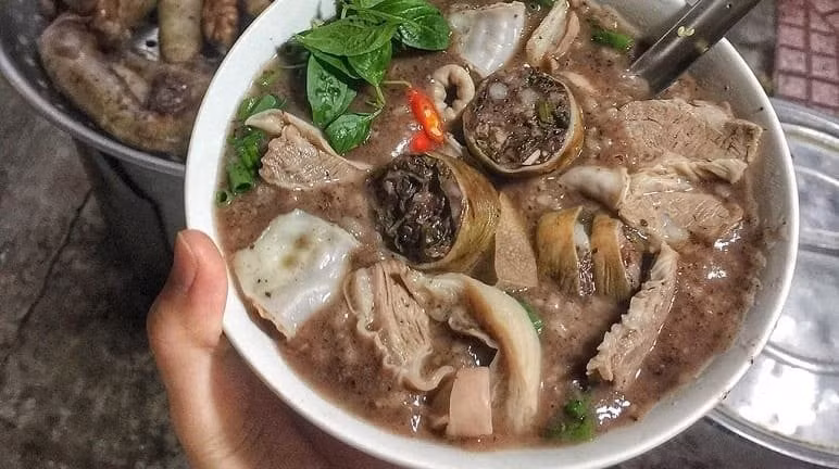 Để ăn cháo lòng an toàn, người tiêu dùng cần lựa chọn cơ sở chế biến uy tín, đảm bảo vệ sinh an toàn thực phẩm; nội tạng phải được làm sạch kỹ và nấu chín hoàn toàn. Ảnh minh họa