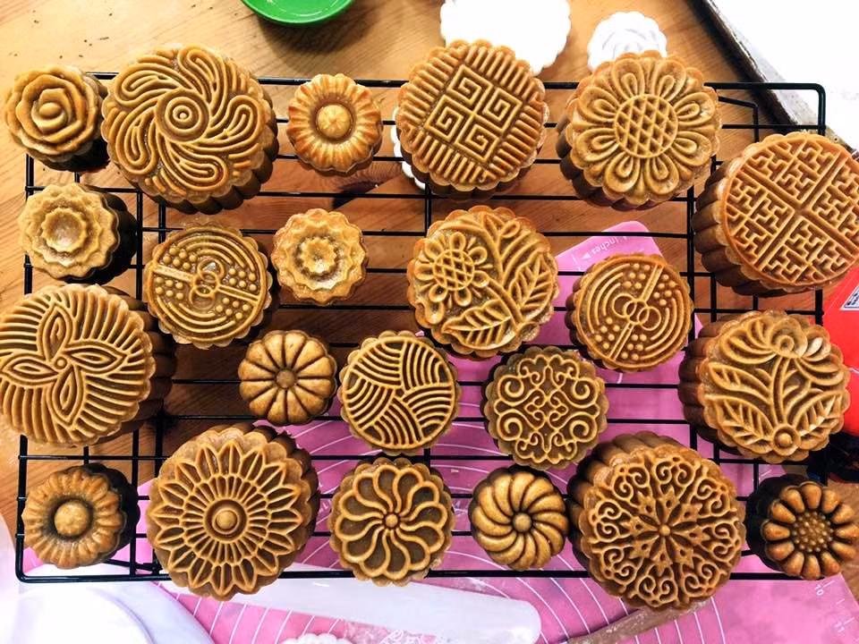 banh-trung-thu-it-ngot-mini-size-len-ngoi.jpg