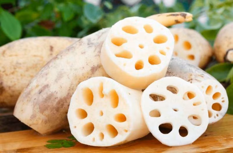 Đặc điểm nổi bật của củ sen 7 lỗ là hàm lượng tinh bột cao hơn, giúp cung cấp nhiều năng lượng hơn cho cơ thể. Ngoài ra, loại củ này cũng chứa nhiều chất xơ, có tác dụng hỗ trợ tiêu hóa, ổn định đường huyết và làm chậm quá trình hấp thu đường vào máu. Với những ưu điểm đó, củ sen 7 lỗ thường được xem là ngon hơn theo nghĩa truyền thống, thơm, bùi, ngọt và dễ dàng kết hợp trong các món ăn bổ dưỡng. Ảnh Pharmacity