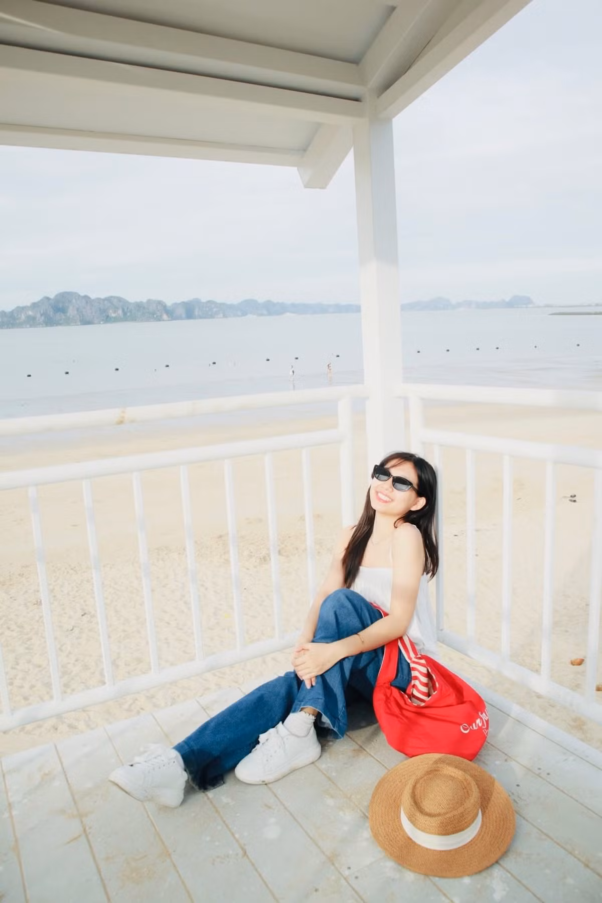 Không cần đạo cụ cầu kỳ, chỉ cần đứng cạnh chòi, tạo dáng đơn giản và chọn đúng thời điểm, du khách đã có ngay bộ ảnh du lịch chuẩn Hàn mà không cần ra nước ngoài. Ảnh 2 con gián Hà Nội