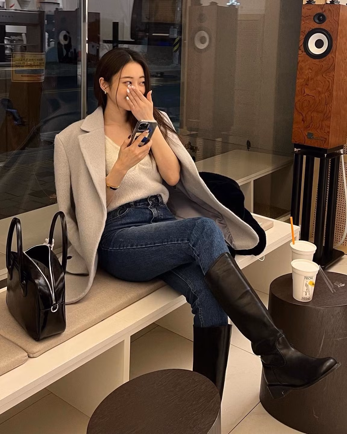 Ưu tiên màu boots đồng bộ với quần, kết hợp áo len cổ lọ, áo dạ dài hoặc áo phao lửng để vừa ấm vừa cá tính.﻿ Ảnh minh họa