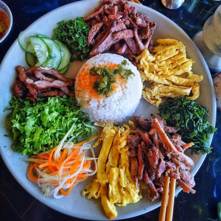 Người dân gọi vui là “quán Âm phủ” và món cơm đơn giản phục vụ ở đó cũng được đặt theo tên như vậy. Dần dần, “cơm Âm phủ” trở thành một phần quen thuộc trong đời sống ẩm thực của người Huế. Ảnh dulich
