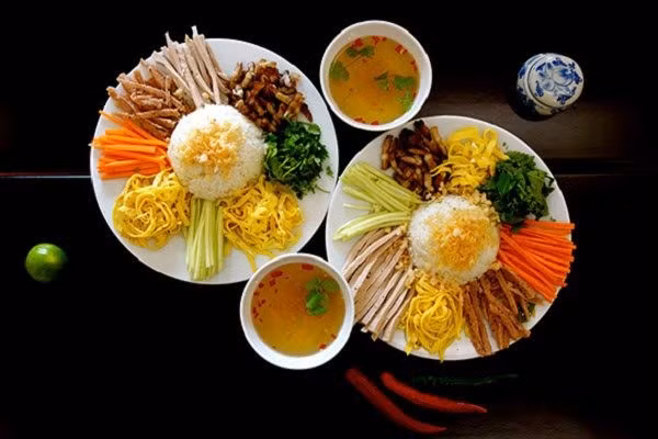 Cơm Âm phủ không phải là món ăn xuất phát từ một truyền thuyết hay tín ngưỡng tâm linh nào. Cái tên này bắt nguồn từ một quán cơm nhỏ gần khu chợ đêm thời xưa, nơi thường phục vụ vào những giờ khuya. . Ảnh VinWonders