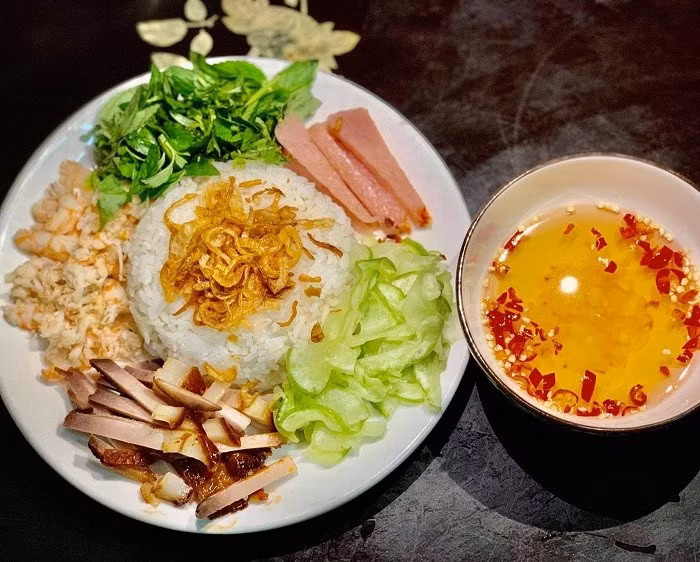 Ẩm thực Huế từ lâu đã nổi tiếng với sự cầu kỳ, tinh tế và mang đậm dấu ấn văn hóa cung đình. Thế nhưng, giữa những món ăn thanh nhã ấy lại có một cái tên khiến không ít du khách tò mò và thậm chí có phần rùng mình: cơm Âm phủ. Ảnh VinWonders
