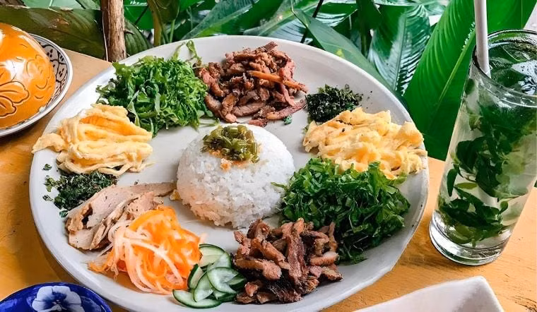 Món ăn này đặc trưng bởi sự kết hợp hài hòa giữa nhiều loại nguyên liệu quen thuộc nhưng được trình bày vô cùng bắt mắt. Ảnh Vinpearl
