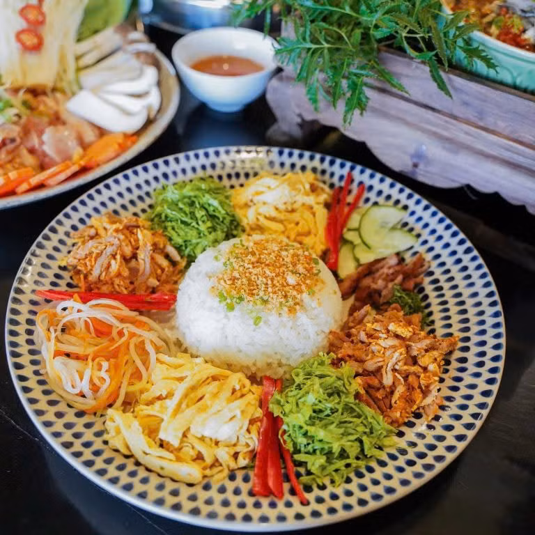 Đến Huế, bên cạnh những món đặc sản nổi tiếng như bún bò, bánh bèo, bánh lọc… thì cơm Âm phủ là một trải nghiệm ẩm thực thú vị, mang đến góc nhìn mới mẻ về sự phong phú và sáng tạo trong văn hóa ẩm thực Cố đô. Ảnh Hoa Hien