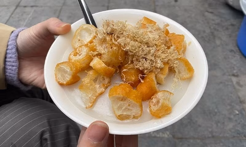 Những quán cháo vỉa hè trên các con phố như Lý Quốc Sư, Hàng Bồ hay Hàng Giấy luôn đông khách mỗi chiều. Chỉ cần một muỗng cháo nóng chạm đầu lưỡi, cảm giác ấm áp lan tỏa khắp cơ thể, khiến thực khách vừa thưởng thức hương vị vừa cảm nhận nhịp sống phố cổ Hà Nội. Ảnh MIA