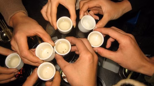 Tuy nhiên, cần lưu ý rằng ăn trước khi uống chỉ giúp làm chậm quá trình say và giảm kích ứng dạ dày, chứ không thể loại bỏ hoàn toàn tác hại của rượu bia nếu tiêu thụ quá mức. Gan của người trưởng thành chỉ có thể chuyển hóa một lượng cồn nhất định trong mỗi giờ. Vì vậy, kiểm soát số lượng đồ uống và biết dừng đúng lúc vẫn là cách bảo vệ sức khỏe hiệu quả nhất trong những ngày Tết nhiều cuộc vui. Ảnh Người lao động