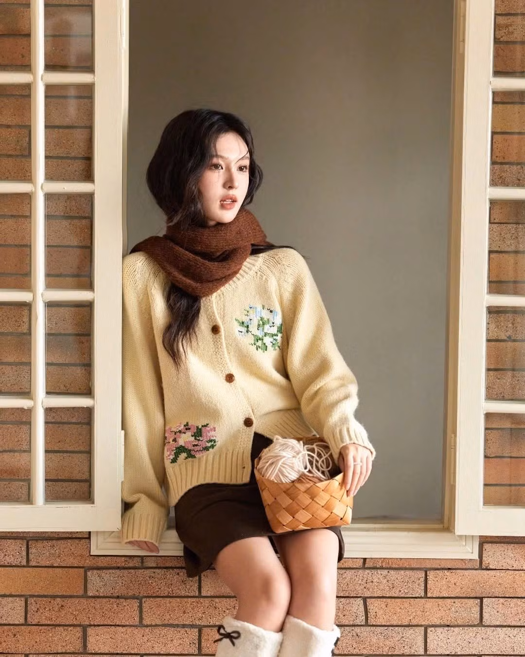 Áo cardigan tiếp tục là item quen thuộc mỗi dịp đầu năm nhờ khả năng giữ ấm vừa phải và vẻ ngoài nhẹ nhàng. Các thiết kế cardigan dáng lửng, oversized, cổ V hoặc cổ tròn bo gọn được ưa chuộng trong năm 2026. Ảnh minh họa