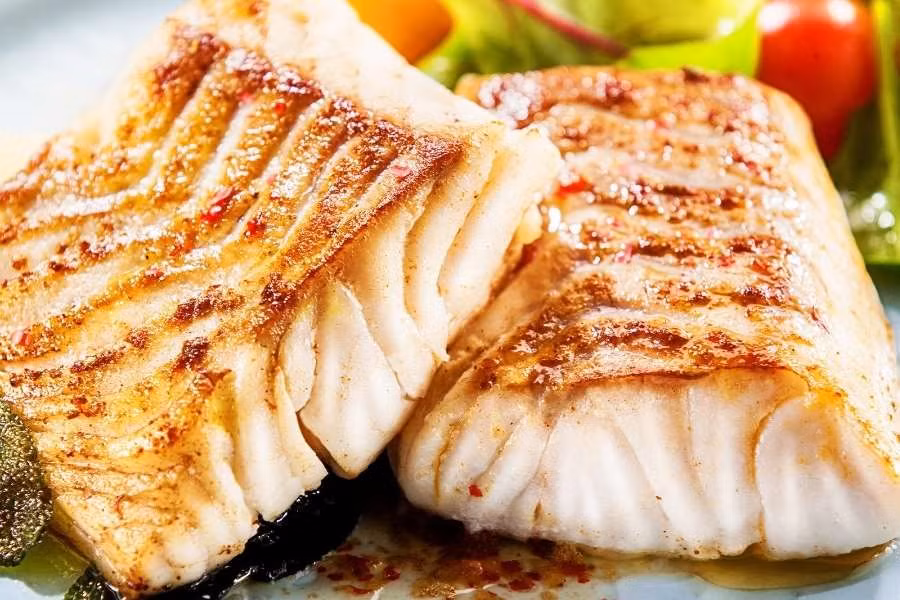 Trong quá trình nấu nướng, nên ưu tiên các phương pháp như hấp, kho, nướng hoặc áp chảo với lượng dầu vừa phải nhằm giữ lại dưỡng chất và hạn chế chất béo không có lợi. Việc chiên ngập dầu hoặc nêm nếm quá nhiều gia vị có thể làm tăng lượng calo, ảnh hưởng không tốt đến tim mạch và cân nặng. Ảnh minh họa