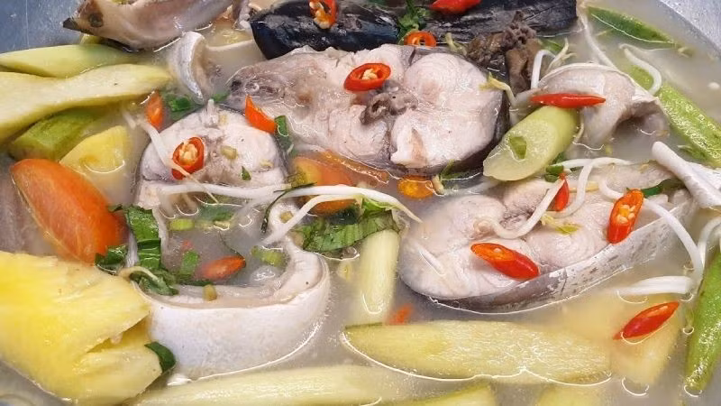 Trong thịt cá tra có chứa axit béo omega-3 dưỡng chất được chứng minh có vai trò quan trọng đối với sức khỏe tim mạch. Omega-3 giúp giảm lượng cholesterol xấu trong máu, hạn chế hình thành mảng xơ vữa và góp phần ổn định huyết áp. Bên cạnh đó, protein chất lượng cao trong cá tra hỗ trợ tăng cường lưu thông máu, từ đó làm giảm nguy cơ mắc các bệnh lý tim mạch nếu được bổ sung đều đặn và điều độ. Ảnh minh họa