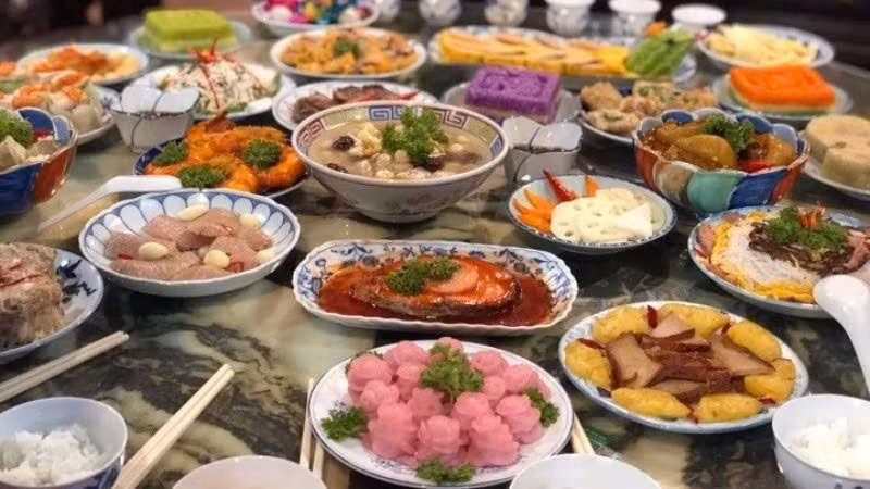 Trong các lễ giỗ, mâm cỗ thường được chuẩn bị chu đáo với đầy đủ món mặn, ngọt, canh, xôi, bánh... Mỗi món ăn là một câu chuyện, gợi nhớ về miền quê hiền hòa, nơi ẩm thực gắn liền với đạo hiếu và sự đoàn viên. Ảnh bitly