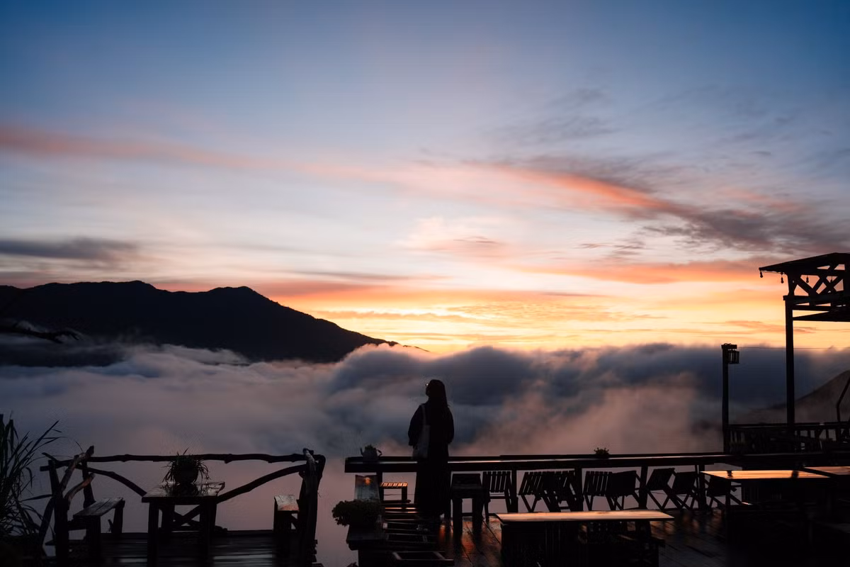 Nếu mùa đông nổi tiếng với biển mây dày đặc, thì mùa hè lại mang đến một Tà Xùa dịu mát, trong veo với những dải mây lững lờ trôi trên nền trời xanh thẳm. Ảnh Thùy Dương