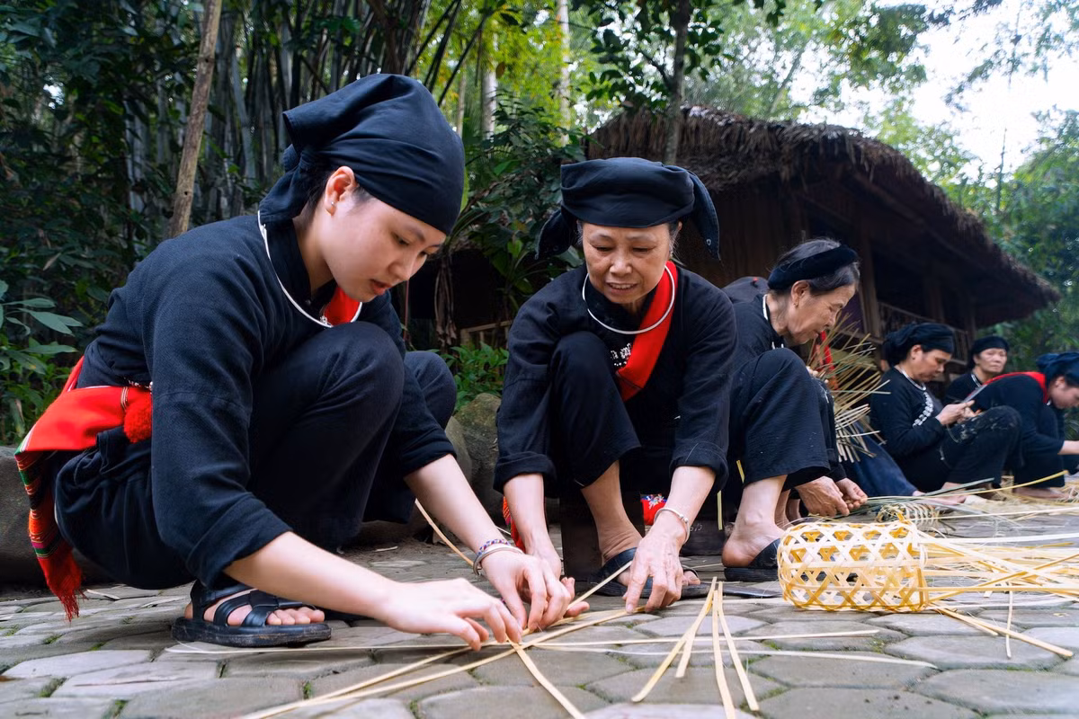 Cũng gần Hà Nội, làng sinh thái Thái Hải (Thái Nguyên) mang đến trải nghiệm “sống cùng người Tày”. Nằm giữa rừng xanh, khu làng bảo tồn gần 30 ngôi nhà sàn cổ, nơi du khách cùng người dân giã bánh giầy, hái chè, hát Then, múa sạp. Ảnh dulichthainguyen