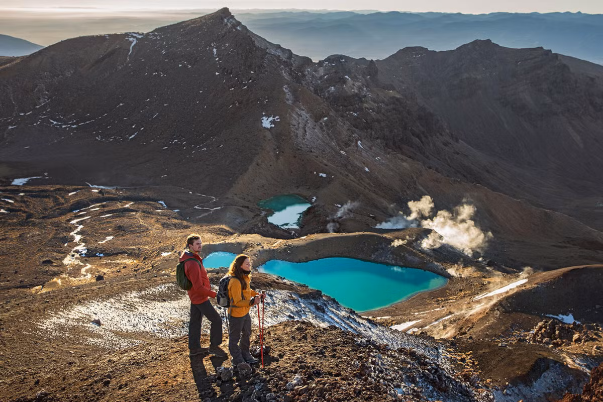 Ở châu Đại Dương, New Zealand luôn được xem là “thiên đường phiêu lưu ngoài trời”. Quốc đảo này sở hữu cảnh quan hoang sơ với dãy Alps hùng vĩ, sông băng xanh biếc và hang động đom đóm kỳ ảo ở Waitomo. Ảnh Vietravel