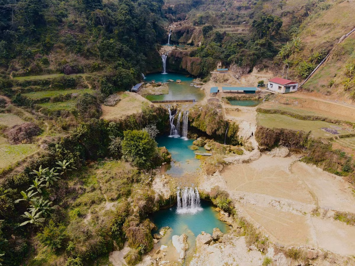 “Đẹp như bức tranh thủy mặc. Mình như được ‘gột rửa’ hết mệt mỏi khi ngồi trên bè tre trôi chầm chậm giữa mặt nước xanh trong”, bạn Huyền Trân (du khách Hà Nội) chia sẻ sau chuyến đi mới đây. Ảnh Hữu Chính