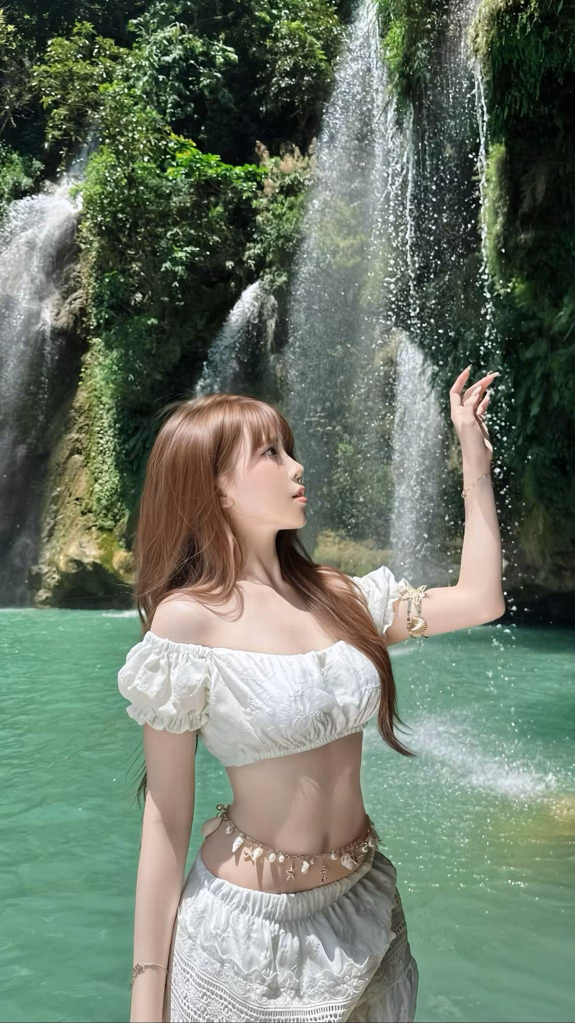 Du khách yêu thích trải nghiệm riêng tư có thể chọn tour riêng cho nhóm nhỏ hoặc dịch vụ thuê xe trọn gói kèm hướng dẫn viên bản địa, giúp khám phá sâu hơn văn hóa dân tộc vùng cao và các món ăn đặc trưng như cá suối nướng, xôi ngũ sắc, măng đắng… Ảnh liinyeu