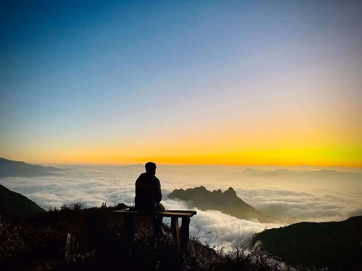 Thời điểm lý tưởng nhất để trekking Ky Quan San và săn mây trên núi Muối là từ tháng 11 đến hết tháng 2. Khi mùa đông tràn về, nhiệt độ xuống thấp, độ ẩm cao, sương mù dày – những yếu tố thuận lợi để hình thành biển mây đẹp.