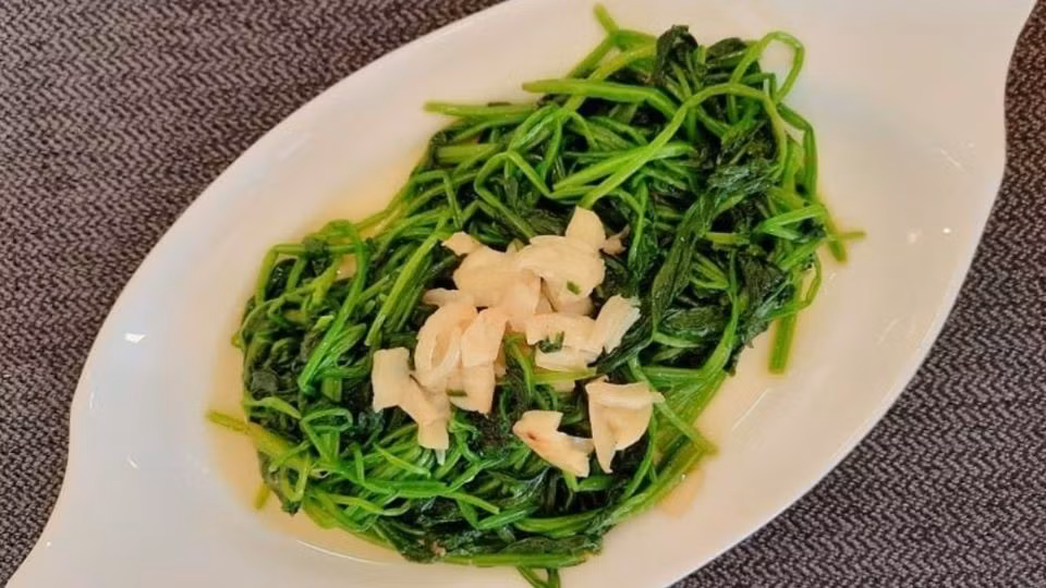 Với hàm lượng lớn chất xơ hòa tan và phytonutrient, cải bó xôi giúp giảm chướng bụng, cải thiện khả năng chuyển hóa chất béo, đồng thời bảo vệ tế bào gan khỏi stress oxy hóa. Loại rau này dễ chế biến, có thể dùng cho canh, xào, salad hay sinh tố. Ảnh minh họa