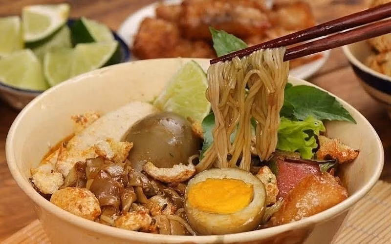 Nếu phở khô là món “phải thử” đầu tiên khi đến Gia Lai, thì bún cua thối lại là món “phải dám thử”. Bởi chỉ cần một lần vượt qua ấn tượng ban đầu, du khách sẽ hiểu vì sao người phố núi lại tự hào và gắn bó với món ăn này đến vậy. Ảnh luhanhvietnam