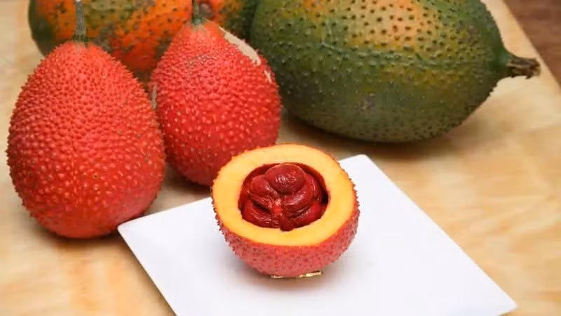 Trong dinh dưỡng truyền thống châu Á, gấc thường được dùng để hỗ trợ sức khỏe tim mạch và chuyển hóa. Khi được sử dụng với lượng hợp lý, gấc giúp tăng tổng lượng carotenoid trong khẩu phần, từ đó góp phần hỗ trợ kiểm soát mỡ nội tạng. Ảnh minh họa