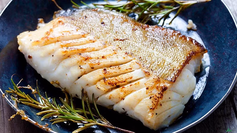 Cá không chỉ là món ăn ngon, dễ chế biến mà còn là “trợ thủ” đắc lực trong chế độ dinh dưỡng lành mạnh cho người tiểu đường. Chọn đúng loại cá, nguồn gốc an toàn và chế biến khoa học, bữa ăn hằng ngày có thể vừa thơm ngon vừa hỗ trợ kiểm soát bệnh, nâng cao chất lượng cuộc sống. Ảnh minh họa