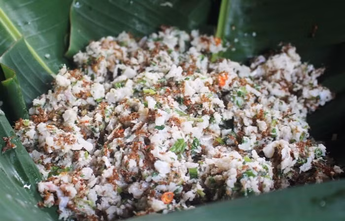 Nghe qua cái tên “cá gỏi kiến vàng” đã đủ gợi sự tò mò. Nhiều người khi chứng kiến cách chế biến món ăn độc đáo này có thể e ngại, nhưng chỉ cần nếm thử một lần, hẳn thực khách sẽ bị cuốn hút bởi hương vị chua thanh, béo ngậy và mùi thơm lạ miệng đến khó quên. Ảnh danviet