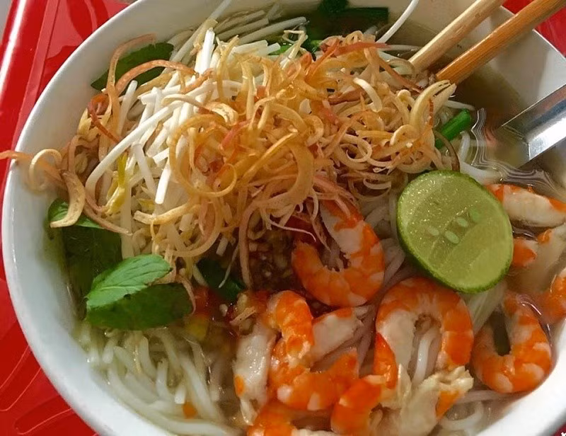 Đầu tiên, người nấu sẽ luộc thịt ba chỉ và tôm, giữ lại phần nước để làm nước dùng. Me chua được dầm lấy nước cốt, rồi cho vào nồi nước luộc cùng tương hột đã xay nhuyễn. Nước lèo không quá sánh nhưng phải đủ đậm đà, có vị chua dịu của me, thơm nhẹ mùi tương và hậu ngọt thanh. Ảnh MIA