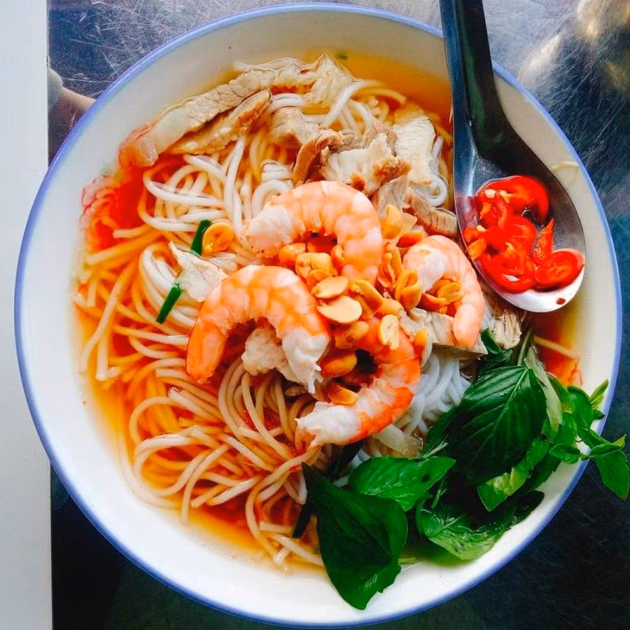 Bún gỏi dà, một món ăn dân dã nhưng đặc sắc của người Sóc Trăng, từ lâu đã trở thành món ăn đặc trưng của vùng đất này. Cái tên "gỏi dà" nghe lạ tai, khiến không ít thực khách tò mò và muốn khám phá. Ảnh MIA