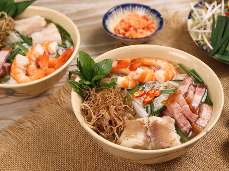 Mỗi địa phương, mỗi quán lại có cách nêm nếm riêng nhưng cái “chất” của bún gỏi dà Sóc Trăng là sự hài hòa giữa vị béo của tương, vị chua của me và cái tươi ngọt của tôm thịt – thứ mà ít món bún nào có được. Ảnh MIA