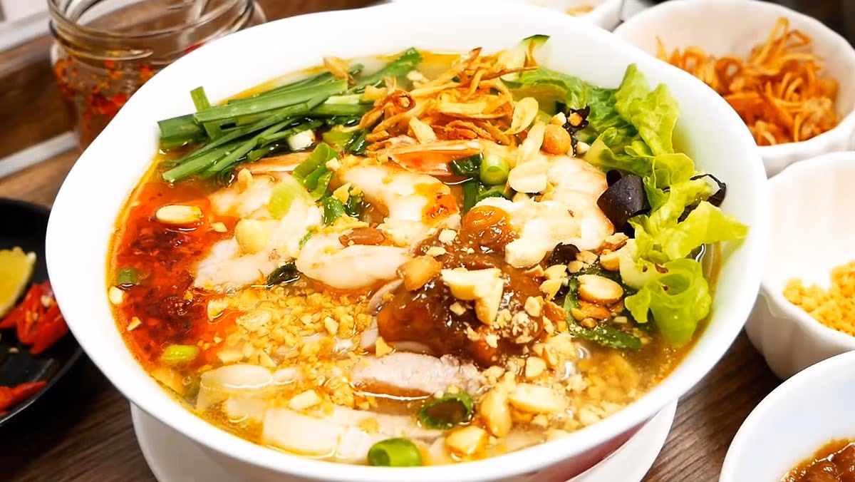 Tên gọi “gỏi dà” thực ra bắt nguồn từ “gỏi già” – cách người Hoa ngày trước dùng để chỉ món bún ăn kèm thịt, rau và nước lèo chua ngọt, sau đọc chệch thành “dà” rồi dần dần trở thành tên gọi chính thức. Ảnh MIA