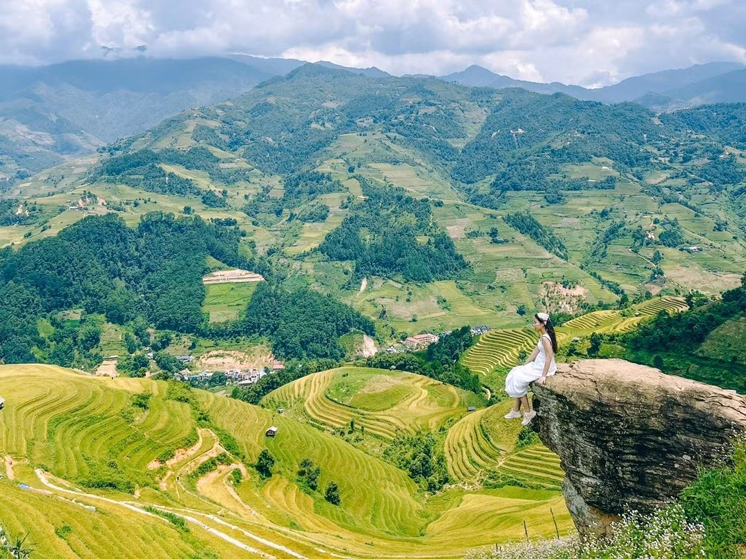 Cung đường từ Bản Phùng tới thảo nguyên Suôi Thầu là trải nghiệm khó quên. Giữa biển mây, những mảng lúa vàng xen lẫn nơi đã gặt tạo nên gam màu độc đáo. Ảnh Thẩm Ngọc Nguyễn