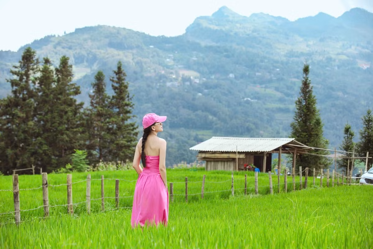 Xung quanh thảo nguyên là các bản làng người Mông, người Dao với nét sinh hoạt mộc mạc, chân tình. Du khách có thể kết hợp chuyến đi với trải nghiệm làm nông, thưởng thức các món đặc sản địa phương như mèn mén, thịt trâu gác bếp, thắng cố hay rượu ngô men lá. Ảnh Phúc Anh