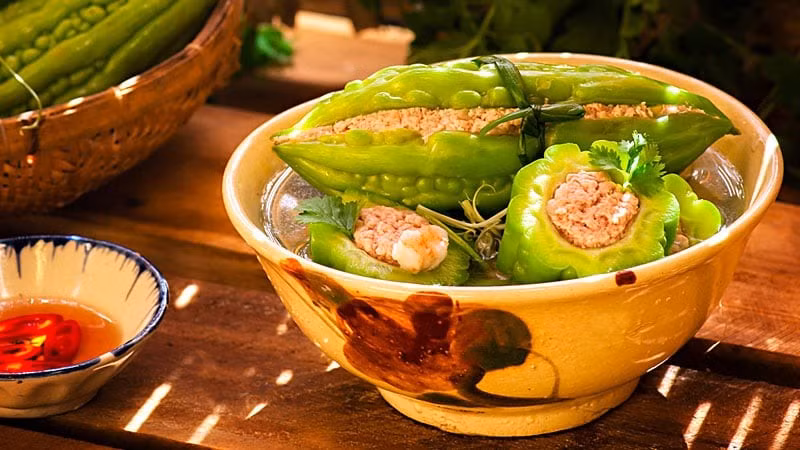Trong khi đó, canh khổ qua nhồi thịt mang ý nghĩa cầu may, “khổ qua đi, điều lành đến”. Vị đắng đầu lưỡi nhưng ngọt hậu, giúp cân bằng giữa các món béo. Ảnh amthucsach