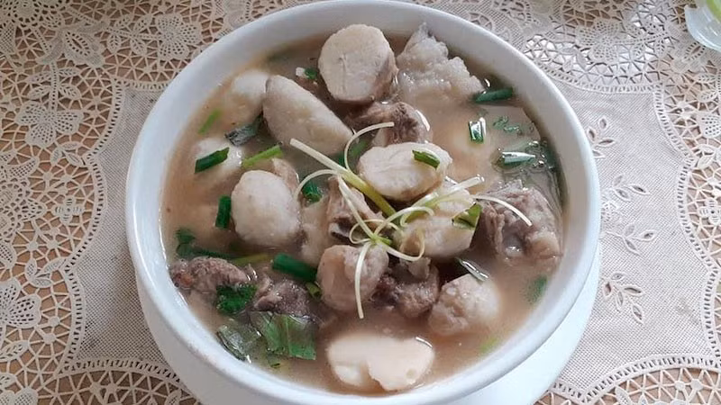 Cách chế biến cũng khá đơn giản nhưng vẫn giữ được vị ngọt tự nhiên của khoai từ và sườn. Trước tiên, phi thơm hành, xào sơ sườn non để thịt săn lại. Sau đó, cho nước vừa đủ và ninh đến khi sườn mềm. Tiếp đến, thêm khoai từ, ninh tiếp đến khi khoai chín nhừ, nêm nếm lại gia vị cho vừa miệng, rồi tắt bếp. Thành phẩm là món canh sánh mịn, ngọt thơm tự nhiên, ăn kèm cơm nóng rất đưa miệng. Ảnh minh họa