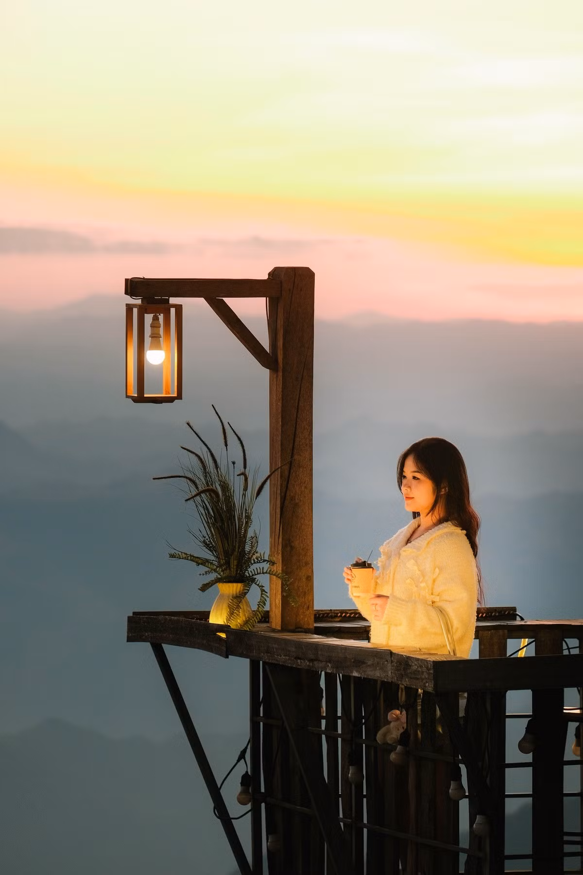 Cách đó không xa, Tà Xùa (Sơn La) là “thiên đường mây” được dân phượt yêu thích. Từ tháng 11 đến tháng 3, biển mây bồng bềnh phủ kín sườn núi, tạo nên cảnh tượng tựa tiên cảnh. Du khách có thể chụp ảnh ở sống lưng khủng long, uống chè Tà Xùa trứ danh và nghỉ giữa mây trời trong các homestay yên bình. Ảnh Ba đứa mình