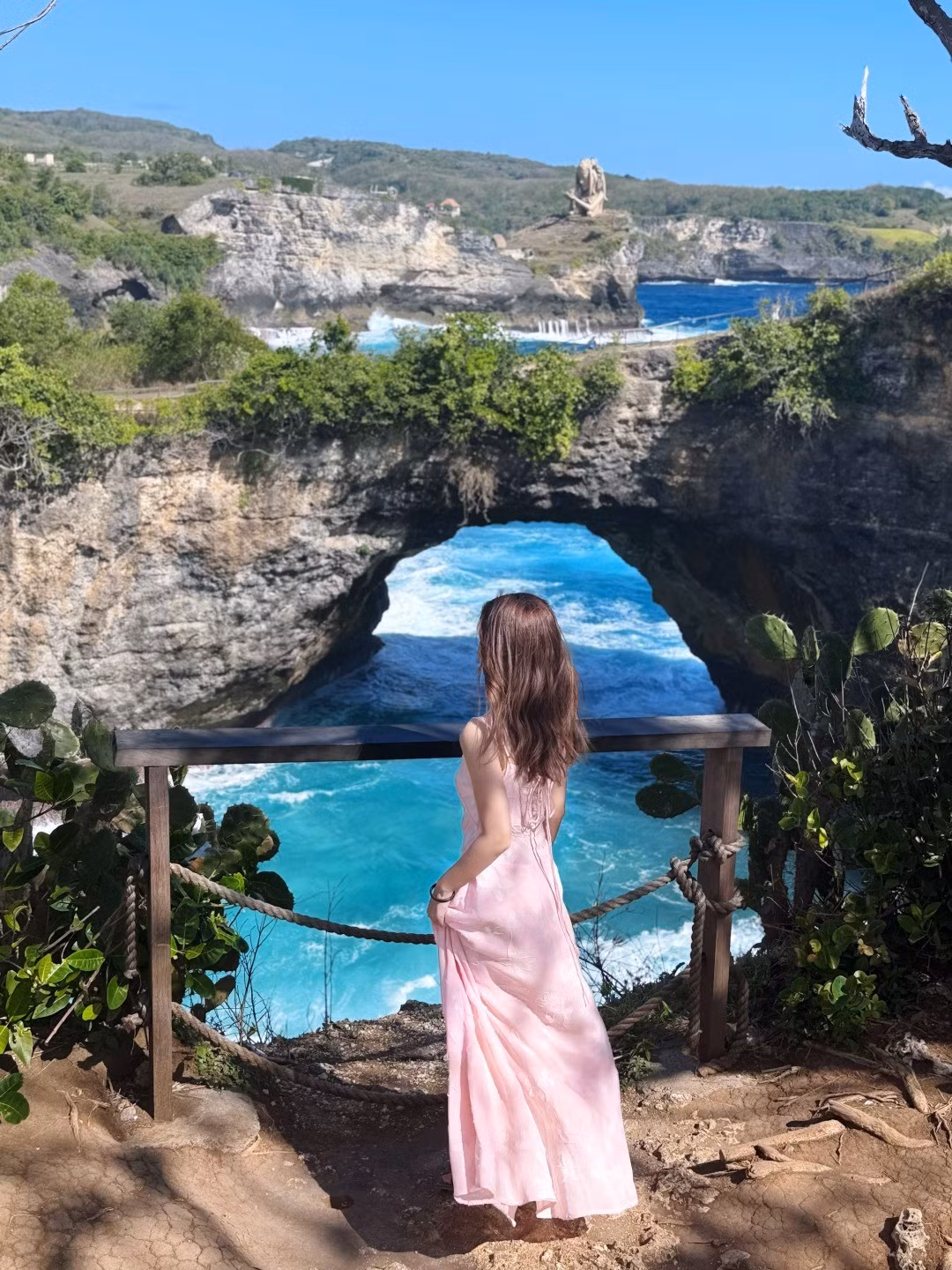 Theo thông tin công bố, Bali điểm đến du lịch hàng đầu của Indonesia sẽ bổ sung yêu cầu chứng minh tài chính như một điều kiện bắt buộc bên cạnh thị thực khi nhập cảnh. Biện pháp này nhằm bảo đảm du khách có đủ khả năng chi trả trong suốt thời gian lưu trú, qua đó giảm áp lực lên các dịch vụ công cộng và hạn chế những hệ lụy do du lịch đại trà gây ra. Ảnh Fanpage Phượt luôn