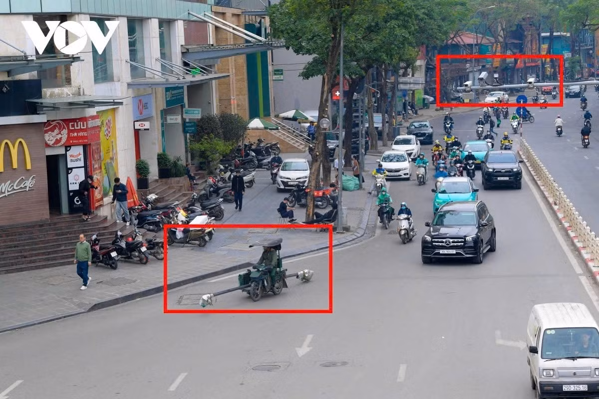 Dịch dần vào khu vực trung tâm như tuyến phố Thái Hà - Chùa Bộc, camera AI trên đầu nhưng còn hình ảnh phương tiện cũ nát, chở hàng sai quy định "làm xiếc" trên đường.
