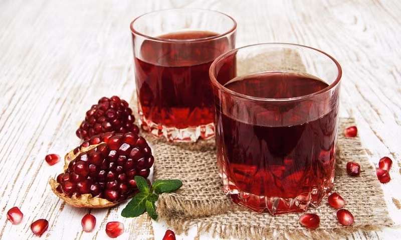 Nước ép lựu nổi tiếng với hàm lượng polyphenol và anthocyanin cao, giúp chống lại stress oxy hóa – nguyên nhân chính khiến da lão hóa sớm. Thức uống này thúc đẩy lưu thông máu, giúp da hồng hào, giảm nếp nhăn và vết chân chim, là lựa chọn lý tưởng cho những ngày thời tiết khô lạnh. Ảnh minh họa