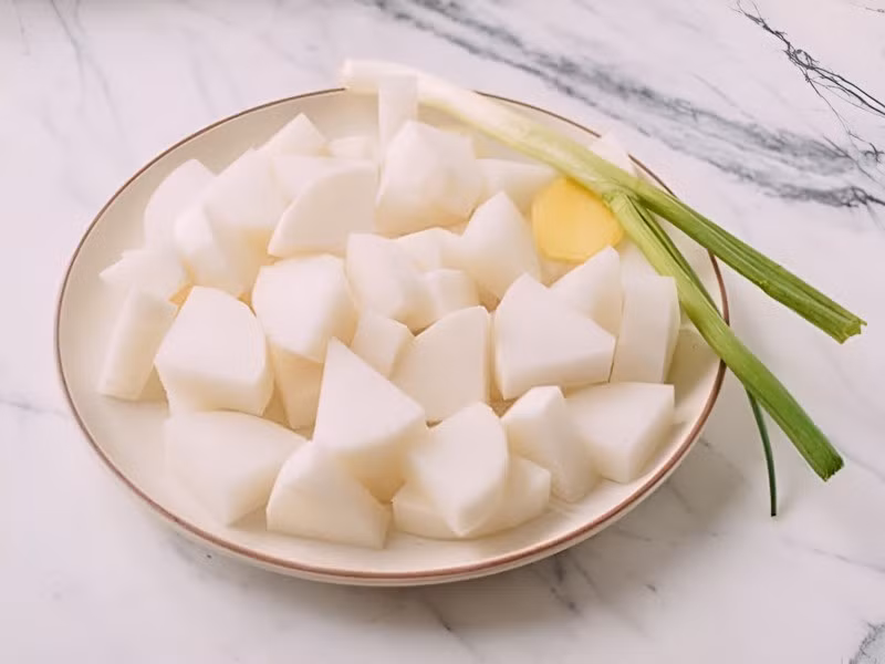 Củ cải trắng cũng là thực phẩm lý tưởng cho người muốn giảm cân. Với hàm lượng calo thấp nhưng giàu chất xơ, củ cải giúp tạo cảm giác no lâu, hạn chế cơn thèm ăn và giảm lượng thức ăn nạp vào cơ thể. Ảnh minh họa