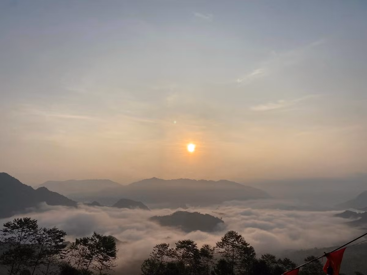 Nếu Tết Doi là điểm chạm văn hóa, thì Đèo Cón lại mang đến trải nghiệm thị giác ấn tượng. Nằm ở khu vực địa hình cao, thoáng tầm nhìn, nơi đây thường xuất hiện biển mây vào sáng sớm, nhất là những ngày đầu năm khi nhiệt độ chênh lệch giữa ngày và đêm tạo điều kiện hình thành tầng mây thấp. Ảnh Fanpage Đèo Cón Chill