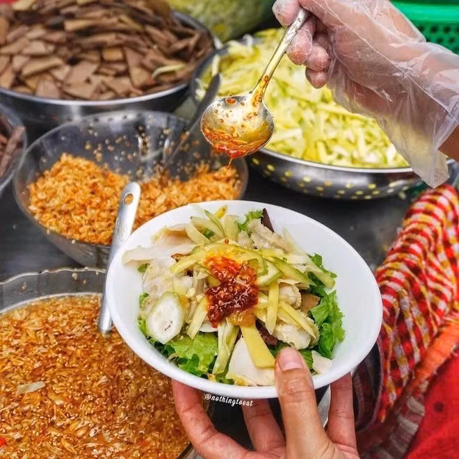 Một món ăn lạ miệng đáng thử khác là phá lấu trộn kiểu Đà Nẵng sự kết hợp giữa lòng bò, xoài xanh, chuối chát, mắm gừng và hành phi. Không giống phá lấu Sài Gòn, món này có hương vị chua cay mặn ngọt hòa quyện, vừa ăn vừa xuýt xoa. Ảnh nothingtoeat